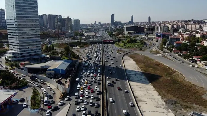 Son dakika: İstanbul’da hafta sonu öncesi trafik yoğunluğu havadan görüntülendi - 2