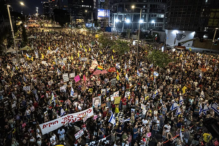 abd-baskani-donald-trump-gazzede-anlasmayi-yapin-1751177372910.jpg İsrail'in Tel Aviv kentindeki ʺRehineler Meydanıʺ olarak adlandırılan alanda toplanan binlerce kişi, Gazze'deki savaşın durdurulması ve İsrailli esirlerin geri getirilmesi talebiyle gösteri düzenledi. (AA)