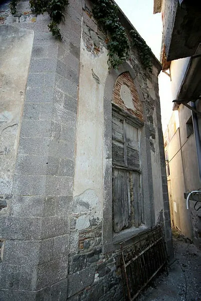 Yunanlar Niyazi Mısri’nin türbesini markete çevirdiler