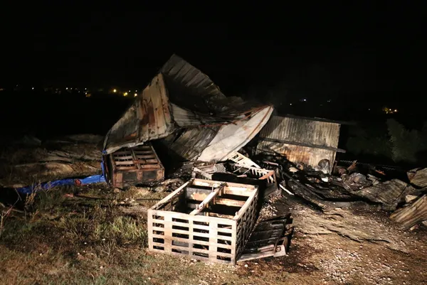 90-sabiden-ne-istedin-baraka-kundaklandi-kil-payi-kurtuldu-1665036814019.jpg ‘90 sabiden ne istedin!’ Baraka kundaklandı, kıl payı kurtuldu! - 3