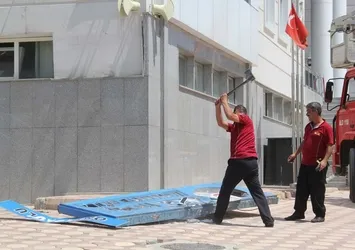 Tekbirle indirildi, balyozla parçalandı....