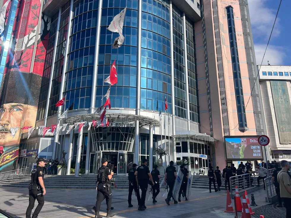 CHP'li İzmit Belediyesi'ne yolsuzluk operasyonu! 30 şüpheli adliyeye sevk edildi: Aralarında belediye başkanı ve eşi de var - 1