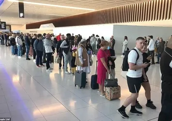Avrupa'da hava yolu trafiği resmen çöktü! Yüzlerce sefer iptal! Havalimanlarında tam bir kaos var