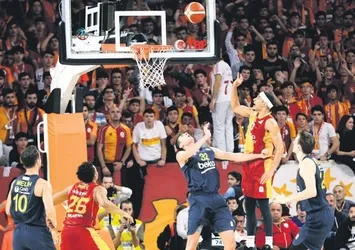 Aslan’dan Fener’e darbe