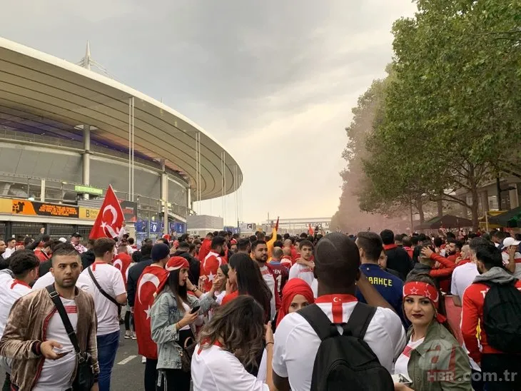 Fransa - Türkiye maçı öncesi Türk taraftarlar Paris’i inletti