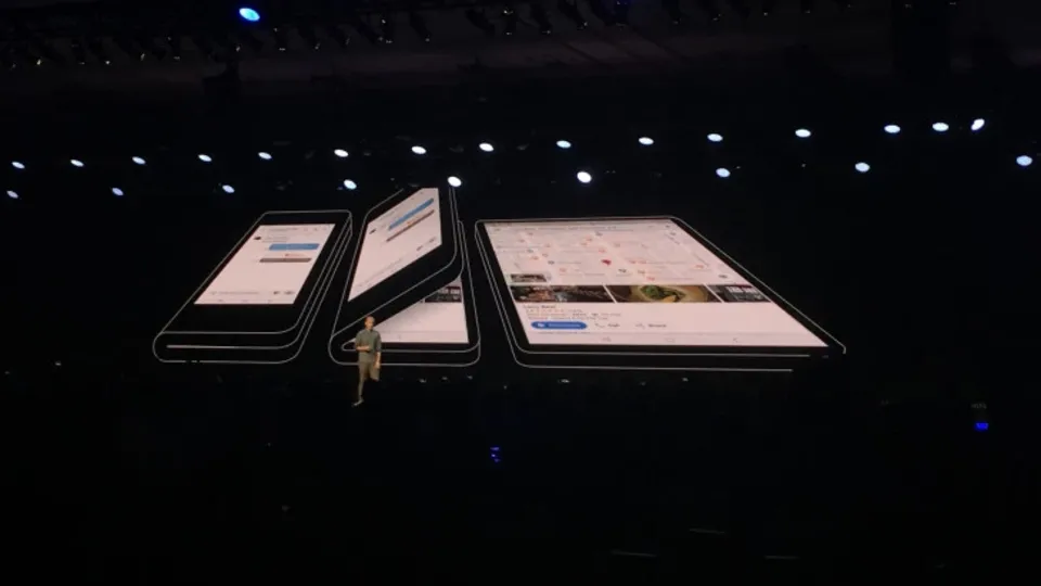 Samsung katlanan telefon bombasını patlattı