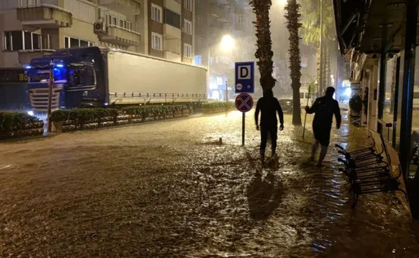 Bir yerlerde kar yağıyor onun soğuğu ❄ Meteoroloji'den yeni kar ve sağanak uyarısı geldi⛈ | Lapa lapa yağacak ağaçlar çatılar bembeyaz olacak - 1