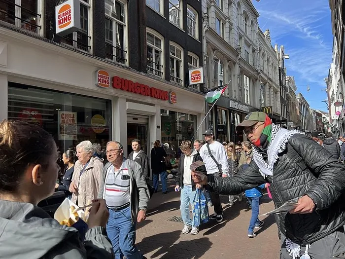 Hollanda’da Burger King şubeleri önünde katil İsrail’e protesto! Soykırımı fonlama | Bu kurum soykırımın suç ortağı
