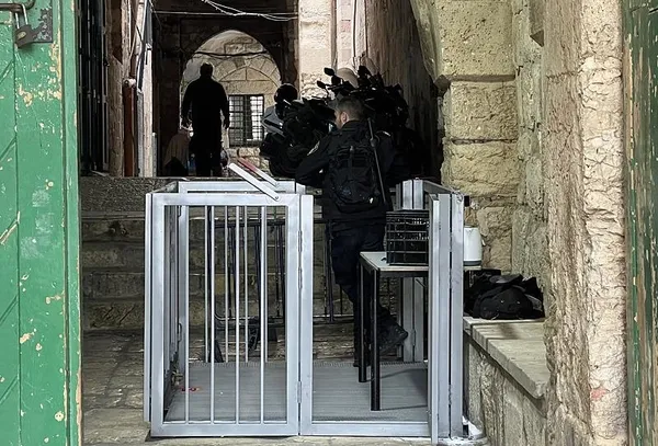 1710428613321.jpg Bütün alçaklıkların ardından İsrail çıkıyor: İşgal, katliam, abluka, terör... | İşgalciler Mescid-i Aksa'nın kapılarına demir bariyerler kurdu - 3