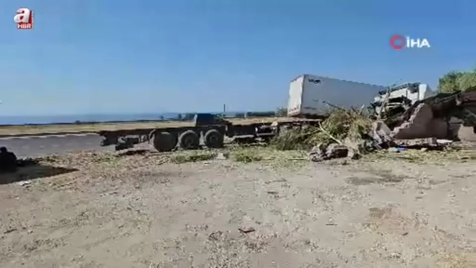 Adilcevaz’da meyve suyu yüklü tır devrildi