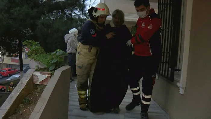 Son dakika: İstanbul'da korku dolu anlar! Alevlerin arasında kalan kadını itfaiye kurtardı - 1