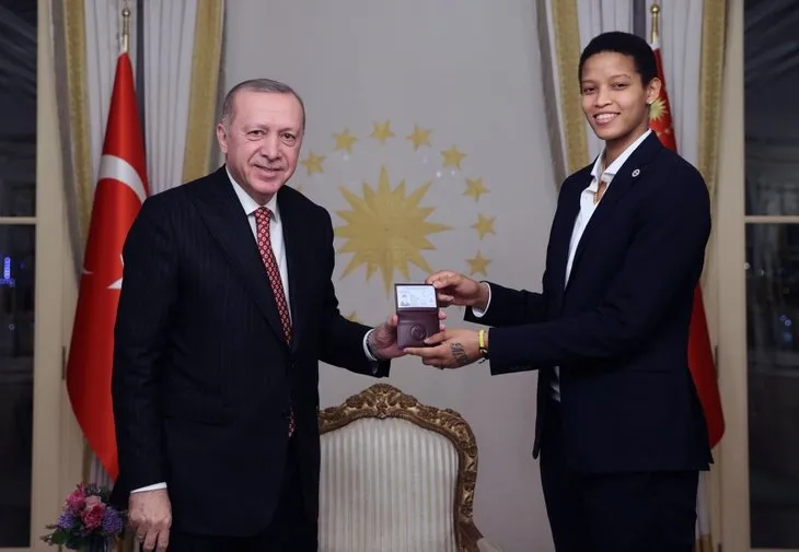 Başkan Erdoğan Vahdettin Köşkü’nde kabul etti! Fenerbahçe’nin Kübalı oyuncusu Vargas Türk vatandaşlığına geçti