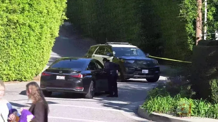 Rihanna'nın evinde dehşet anları: 10 el ateş açıldı, saldırı sırasında içerideydi 2