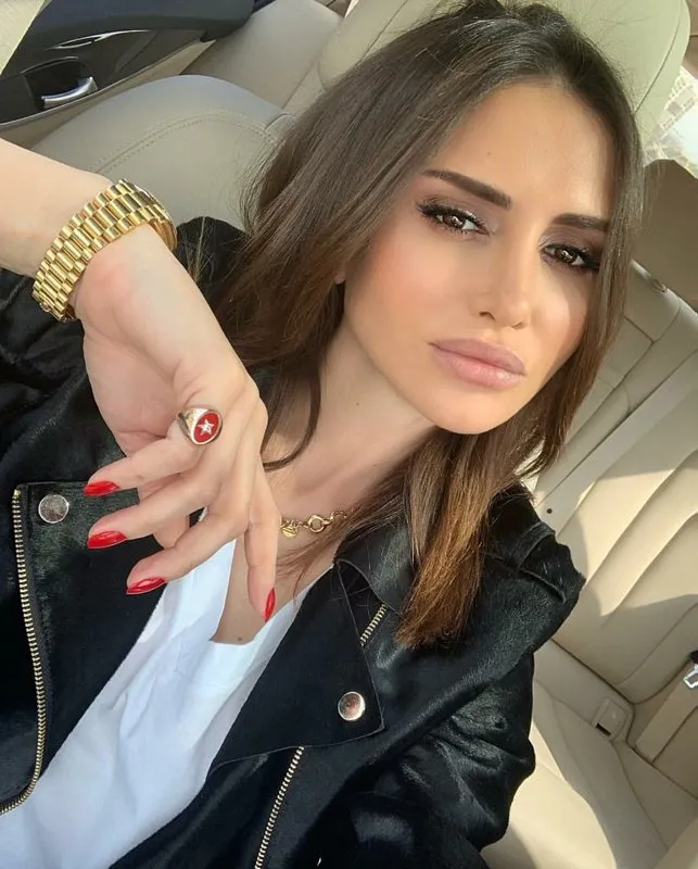 Emina Jahovic Mustafa Sandal’ın yeni sevgilisi Melis Sütşurup’u takip ediyor