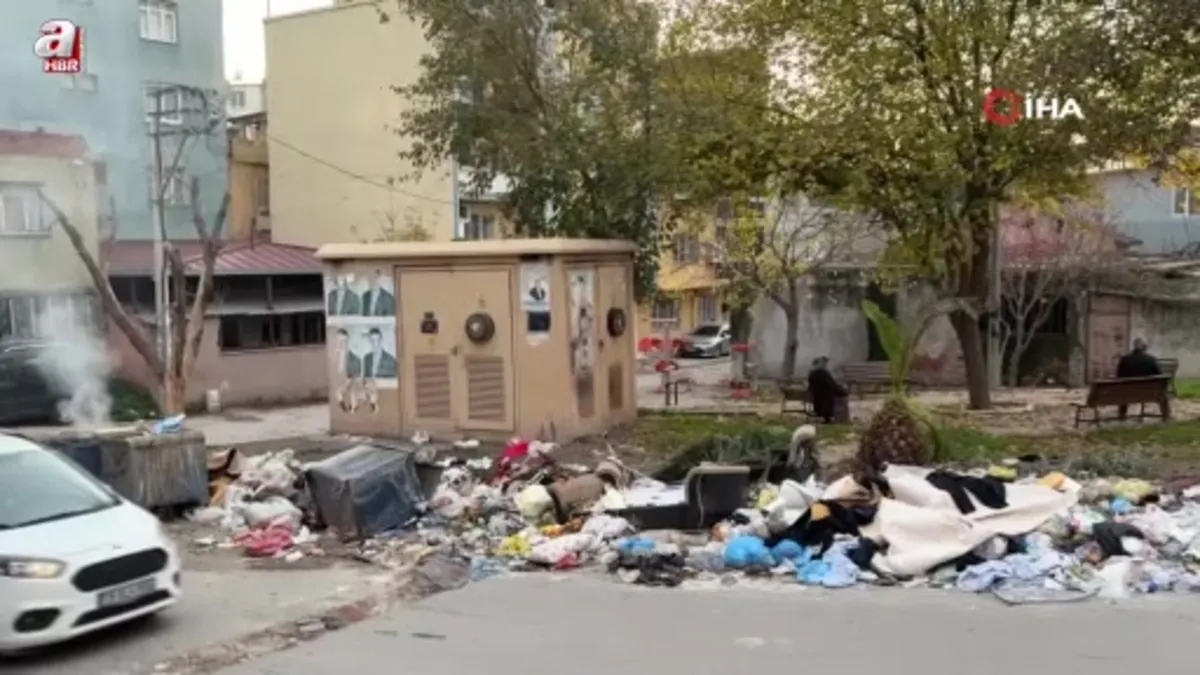 Buca'da park manzaralı çöp dağları