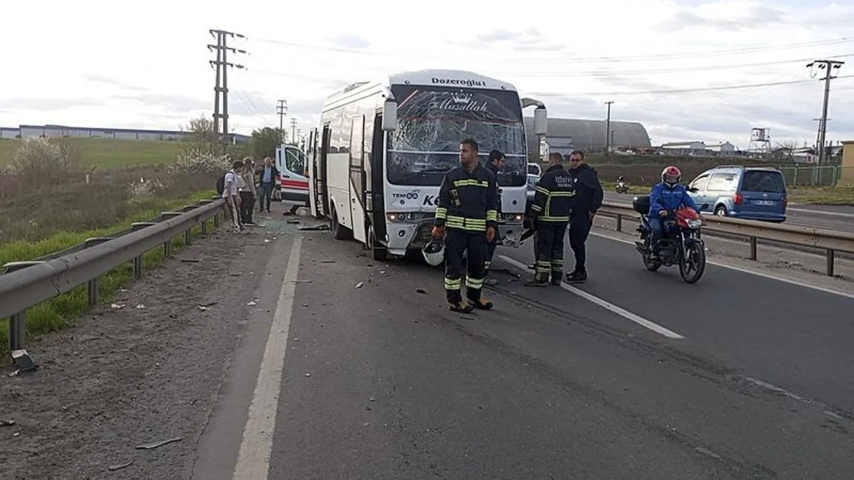 Tekirdağ'da servis minibüsü ile askeri personel aracı çarpıştı: 16 yaralı