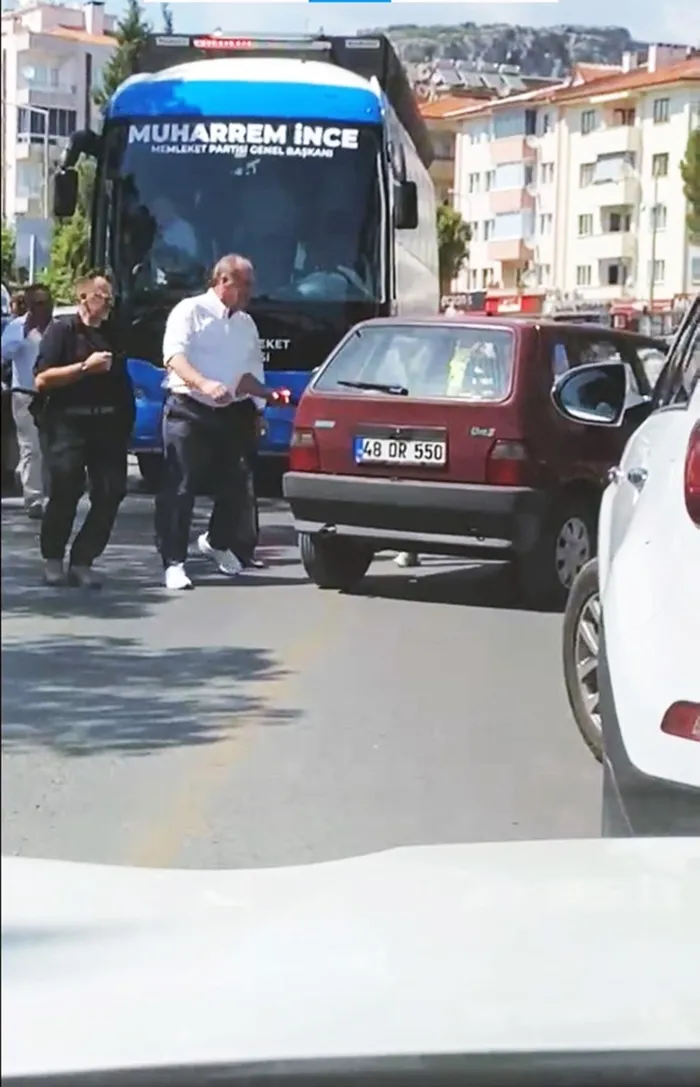 Muharrem İnce otobüsten inip araba itti! O anlar kamerada - 1