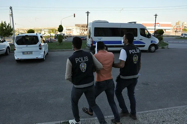 karamanda-vatan-bayrak-diyerek-yasli-ciftin-160-bin-lirasini-dolandirdi-1625119149705.jpg Karaman’da ‘Vatan-Bayrak’ diyerek yaşlı çiftin 160 bin lirasını dolandırdı - 4