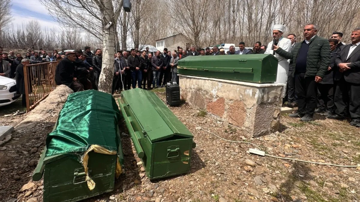 Van'da trafik kazasında ölen baba ve iki kızı defnedildi