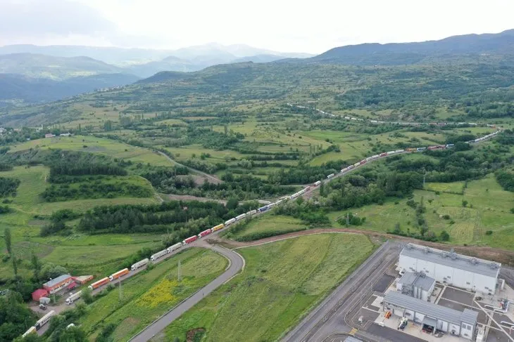 Kapılar açıldı! 3 kilometrelik TIR kuyruğu oluştu