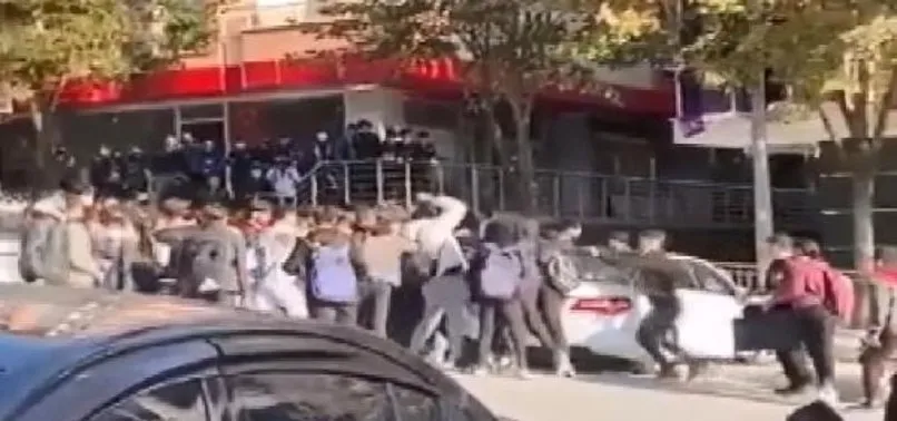 Öğrenciler kemerle birbirilerine saldırdı! O anlar kamerada