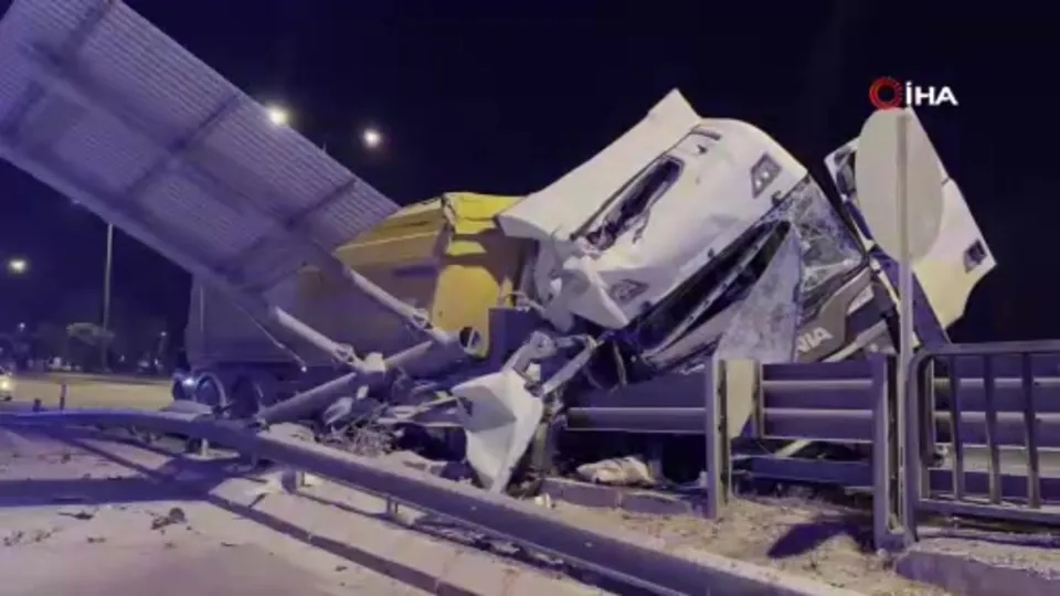 Kayseri’de TIR bariyerlere girdi