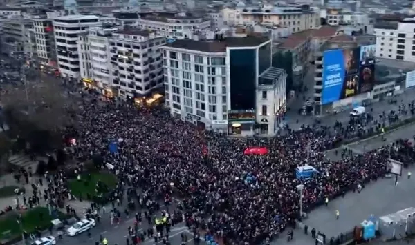 galata-koprusunden-yeni-yilin-ilk-mesaji-istanbulda-binler-sehitler-ve-filistin-icin-bir-arada-1704086917488.jpeg
