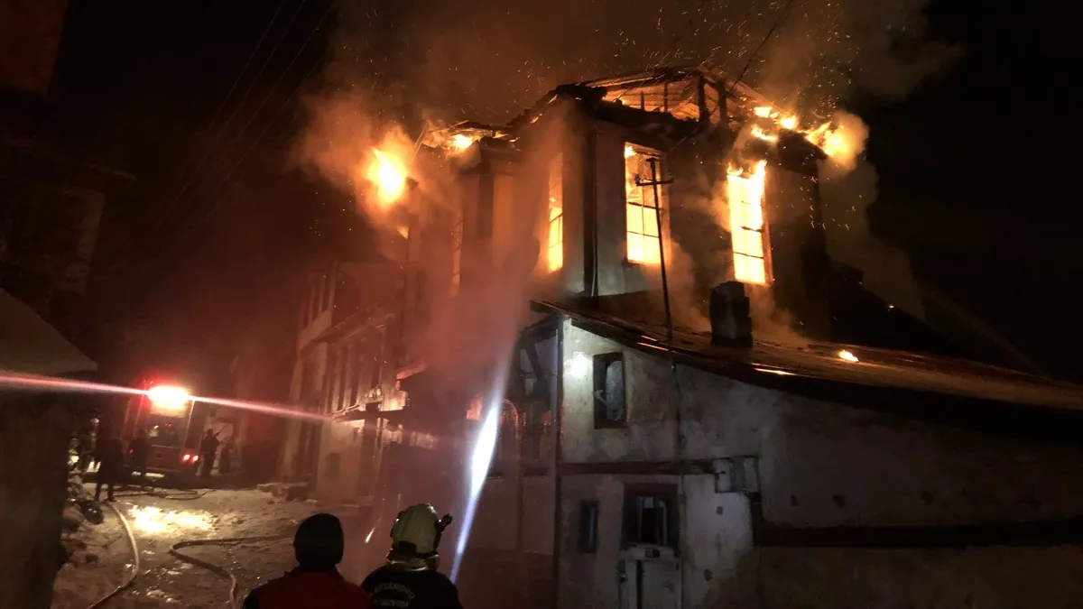 Kastamonu'da tarihi konak yangında küle döndü