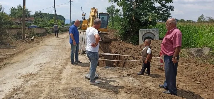 CHP’li İBB’ye bağlı İSKİ ekipleri vatandaşı çileden çıkardı! Halk kokudan penceresini bile açamıyor