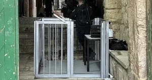 İşgalciler Aksa’nın kapılarına bariyerler kurdu