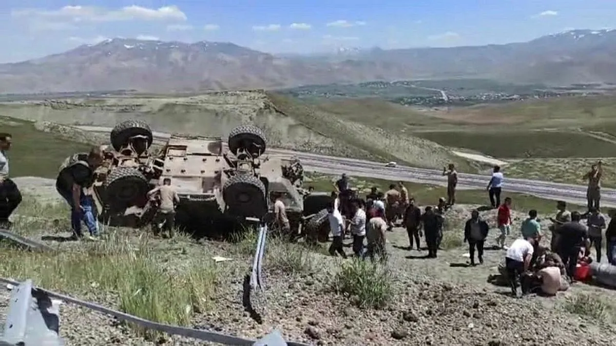 Van'da askeri araç devrildi: 4 asker yaralı