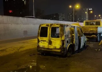 Küçükçekmece'de hafif ticari araç cayır cayır yandı: Araç küle döndü