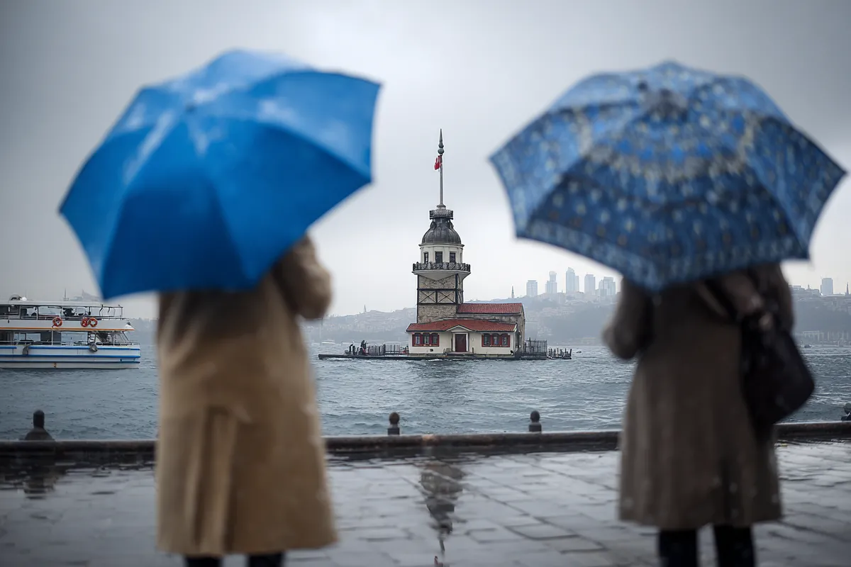 1787984324110.png İstanbul’da cumartesi günü etkili olan sağanak yağışın ardından pazar günü hava açılacak ve sıcaklık 30 dereceye yükselecek.