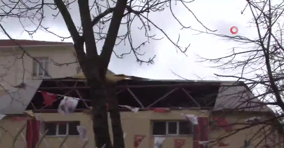 Beylikdüzü'nde ilkokul çatısı uçtu