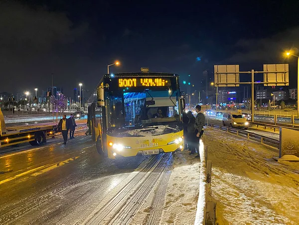 Son dakika: İstanbul'da toplu ulaşım araçlarında büyük yoğunluk - 9