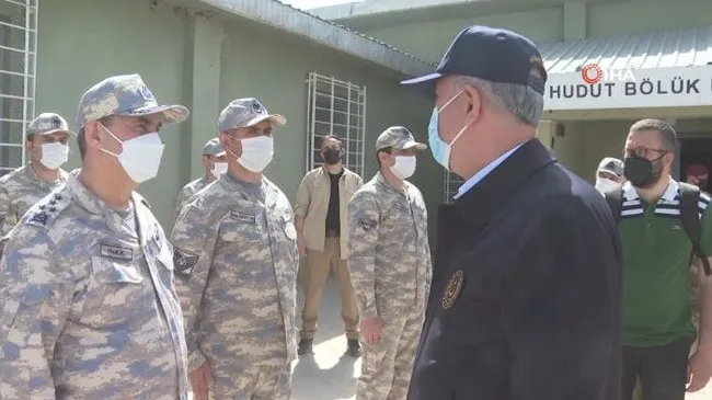 Bakan Akar ile Başçavuş Arif Top arasında duygulandıran konuşma: Görev yerimi terk edemem