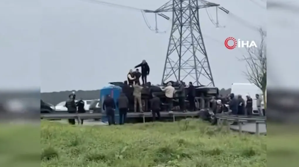 Eyüpsultan'da cezaevi nakil aracı devrildi!