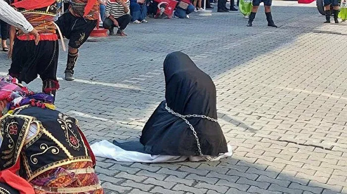 Son dakika: ÇYDD’den zincirli kadın rezaletine pişkin savunma: Tamamen geleneksel mizansen! Kara günleri anlatıyor