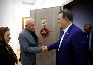 Enerji ve Tabii Kaynaklar Bakanı Fatih Dönmez'den evine doğalgaz verilen aileye ziyaret