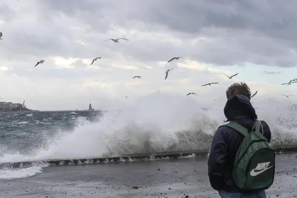 istanbul-icin-sari-kodlu-lodos-uyarisi-hafta-sonu-hava-nasil-olacak-plan-yapanlar-dikkat-meteorolojiden-5-gunluk-hava-tahmini-1638502338028.jpg