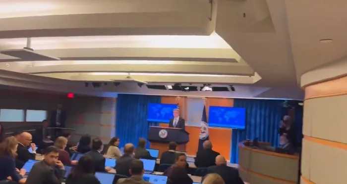 abd-disisleri-bakani-blinkena-protesto-soku-soykirimci-diyen-gazeteciyi-yaka-paca-cikardilar-1737049474033.jpeg ABD Dışişleri Bakanı Blinken'a protesto şoku! "Soykırımcı" diyen gazeteciyi yaka paça çıkardılar - 2