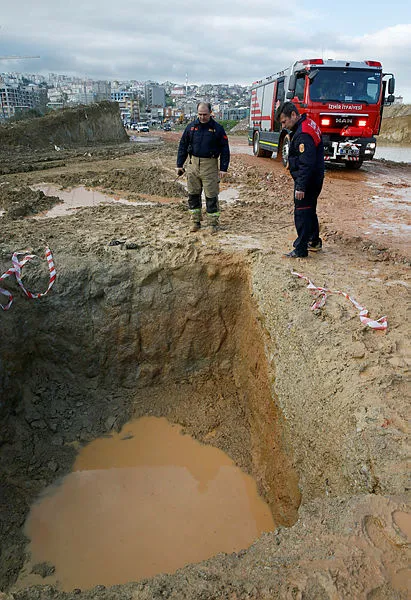 İzmir'de su dolu çukura giren iki kardeş hayatını kaybetti - 1