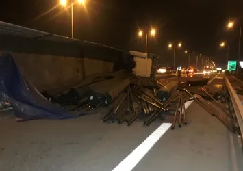 Kuzey Marmara Otoyolu’nda TIR devrildi! Kasadaki büyük tehlike...