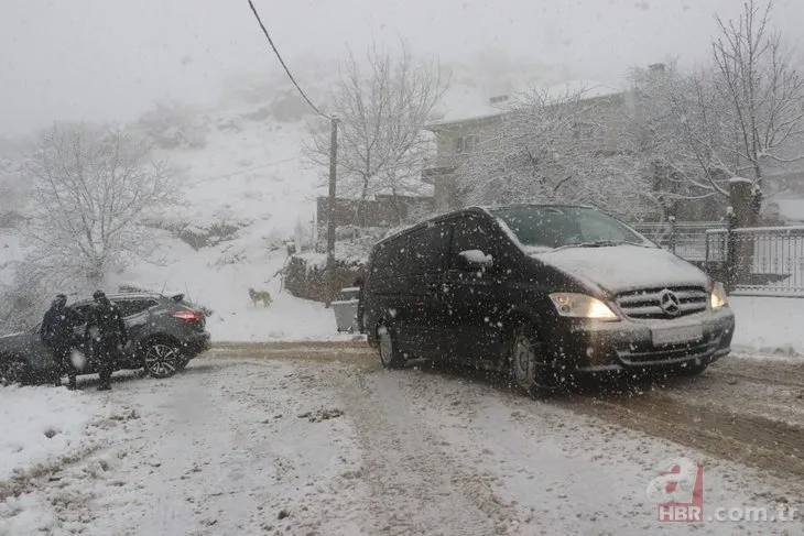 Bursa’da kar yağışı etkili oluyor! Uludağ yolunda araçlar yolda kaldı