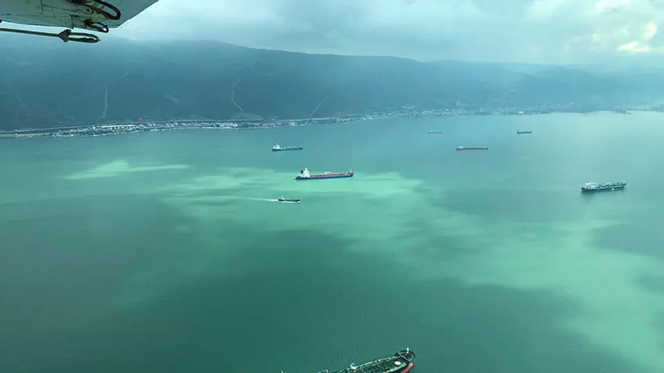 İzmit Körfezi'nde şaşkına çeviren görüntü! İstanbul'a kadar böyle