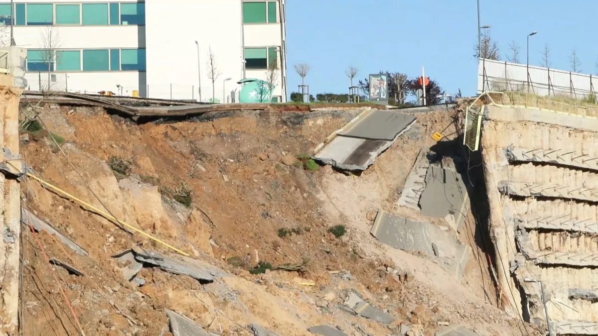 Ümraniye'de istinat duvarı yıkıldı! Yol çöktü: O anlar kamerada