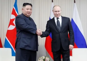 Putin, Kim Jong-un ile bir araya geldi