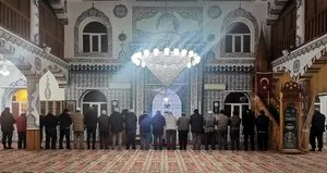 Cami kapısına siper oldu cemaati içeriye sokmadı!