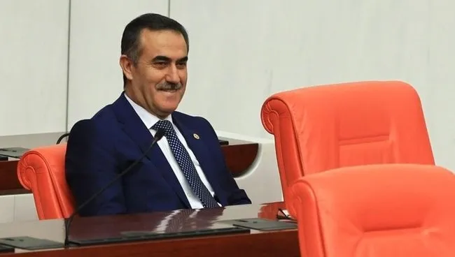 İhsan Özkes Ahmet Davutoğlu’nun parti kurma girişiminden istifa etti