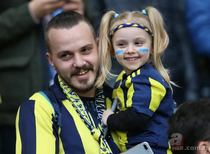 Fenerbahçe - Galatasaray derbisinde tribünlerde büyük coşku